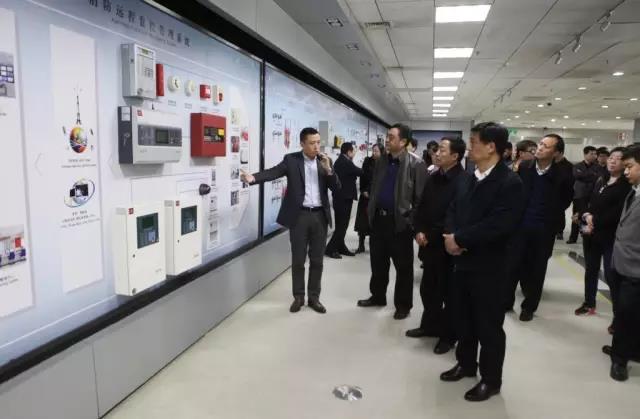 工廠總經(jīng)理孫敬在產(chǎn)品展廳向來訪代表